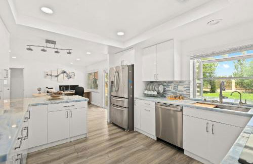 Newly Remodel Luxury Home with Hotel-Like Amenity - Foto 27