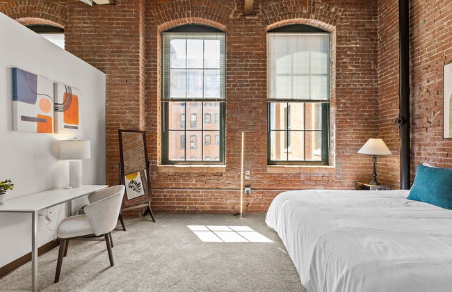 Historic Loft Retreat With Pool - Foto 24