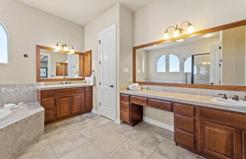 Lake Travis Family Retreat with Theater Game Room and BBQ 7 min from Marina - Foto 17