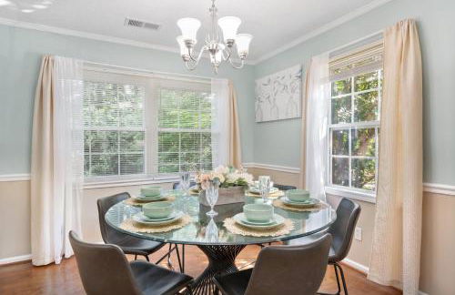 Spacious 4BR House Sleeps 9 Outdoor Lounge with Fire Pit plus Games - Foto 44