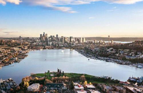 Seattle Charm, near university,3 BR,W&D, fast wifi - Photo 3