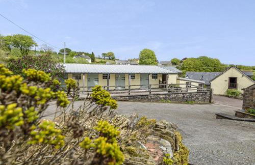 Smiddy Cottage, Historic Village Hub with Spacious Lounge, High Ceilings, and Wood Stove - Foto 16