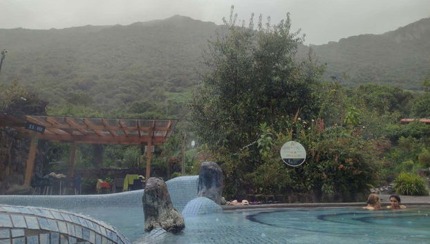 Aguas termales entre montañas andinas