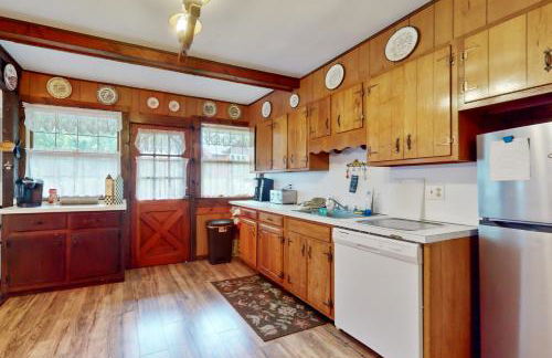 Adirondacks in Style! Lake House with Deck, Fire Pit - Foto 7