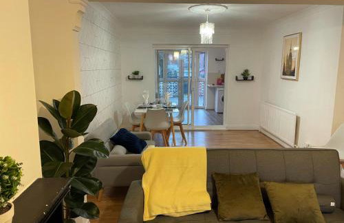 Lovely Spacious House Family & Contractor Friendly 3 Bedroom Near Leeds Centre Sleeps 8 - Foto 6