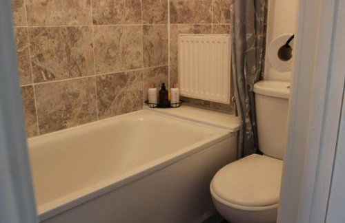 Apartment - Sleeps 4 - Garden - Parking - Photo 14