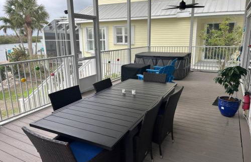 Private Bayfront Beach House with Dock, Steps to Beach and Restaurants - Foto 8