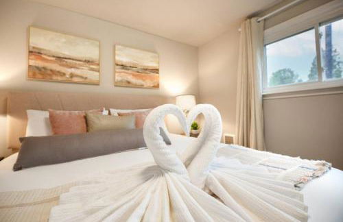 Chic 3BR 2BA Duplex w Serene View BBQ near airport - Foto 2