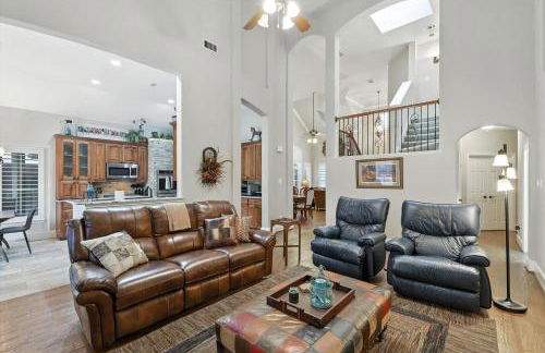 Lewisville Luxe Pool Getaway - Patio BBQ TV Room - Foto 8