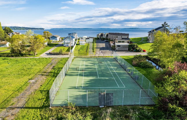 Coastal Chic Beach Condo by Avantstay Balcony - Photo 23