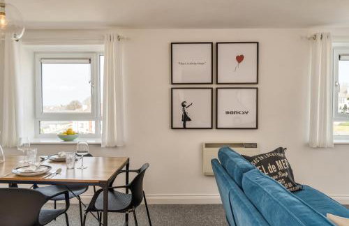 Chic and Bright Apartment Near the Water - Photo 4