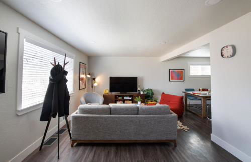 The Yellow Door Denver - Mid Century Design & Comfort - Foto 1