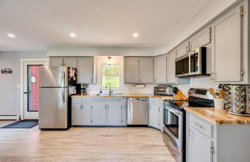 8 Mi to Jay Peak Resort Scenic Retreat with Deck - Photo 8