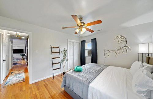 Comfort, Fun, & Charming - 5BR Oasis with Pool - Foto 28