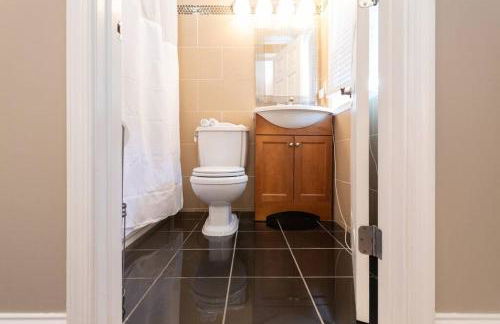 Three BR 2.5 Bath w/ parking spot & deck near metr - Foto 10