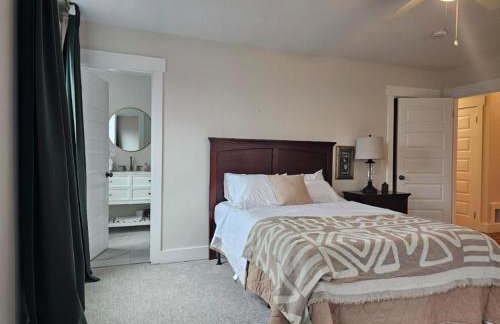 Spacious 5-Bedroom Mountain Farmhouse, Long-Range Views, 20 Minutes to Asheville - Foto 4