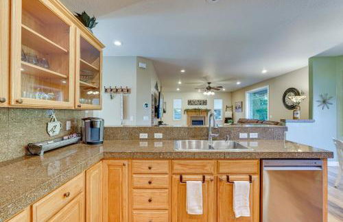 Spacious Home with Swim Spa and Deck in Medford! - Foto 10