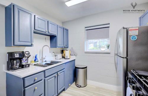 The Moose #5 - Modern Comfy Studio with King Bed, Free Parking & Fast WiFi - Foto 18