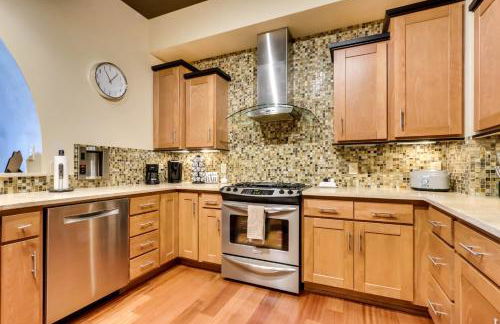 Walk Downtown Stunning Condo with Attached Garage - Foto 8