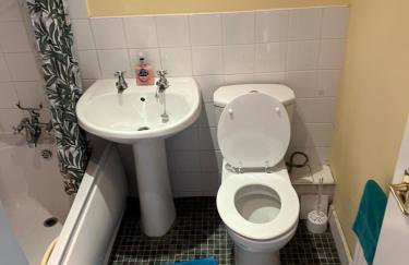 1 bedroom budget homely apartment, with free private parking and long term deals available - Foto 23