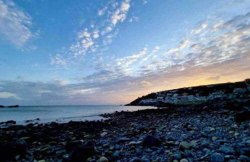 Spacious home with panoramic sea view, free parking EV & large garden - Photo 3