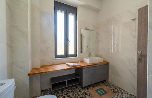 Villa & Stone House with Pool, 10 Mins to Skala Eressos Beach - Foto 37