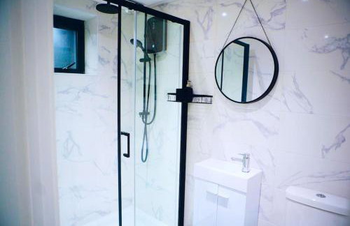 Perfect 1 Bed Apartment Sleeps 5 1 Kingsize bed 1 double Sofabed & Foldable Single bed Free Parking Wifi good transport network shopping Holiday Makers Families Contractors in North London - Photo 21