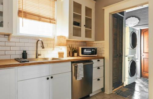 Holiday Group Winter Retreat at 4BR Victorian Home in UT Campus& Downtown - Foto 25