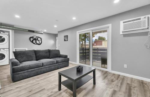 Cozy 2BR Escape close to Dining and Nightlife with WiFi - Foto 15