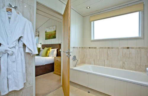 Amber Lodge, Strawberryfield Park - Hot Tub - Free WiFi & Parking - Photo 25