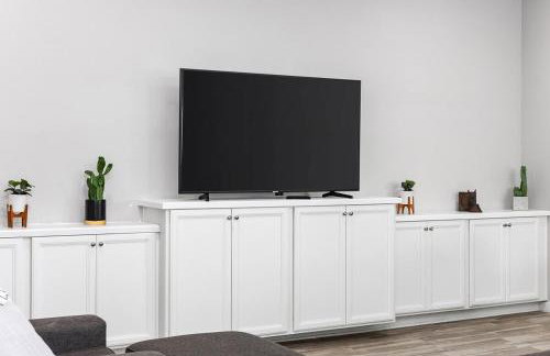 Spacious Home with Private Pool - Photo 62