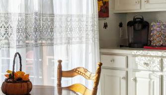 Family Perfect 4BR Home with Hot Tub, Pool Table, Fenced Yard, Cozy Fireplace, Mountain Views, Walkable Neighborhood, Near Parks, Dining, and Adventure - Foto 2