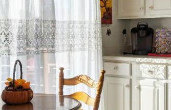 Family Perfect 4BR Home with Hot Tub, Pool Table, Fenced Yard, Cozy Fireplace, Mountain Views, Walkable Neighborhood, Near Parks, Dining, and Adventure - Foto 2