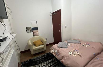 LARGE SELF CATERING HOUSE WITH WiFi CLOSE TO TRANSPORTS - Photo 32