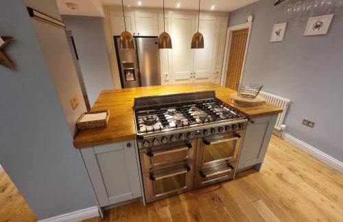 Neet Retreat - sleeps 7 next to beach - Foto 13