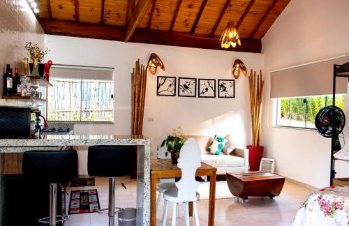 Chalé Canto do Galo 2 - Hidro da Jacuzzi, Lareira Ecológica, Cozinha Completa, Wi-Fi 80mbps, próximo a comércio local e relaxando ao som do riacho - Photo 27