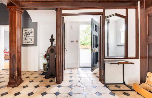 Cotswold Cheltenham, whole house with hot tub - Photo 2