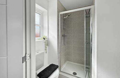 Amaya Seven - Luxury 3 bedroom detached house with garden & driveway - Sleeps 7 - Bottesford, Leicestershire - Foto 19