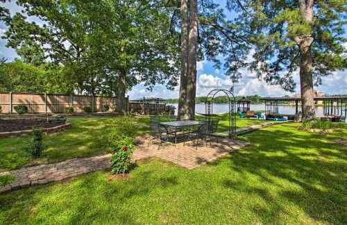 Deck, Boat Slip and Views Lake Hamilton Cabin! - Foto 26