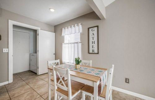 Centrally Located 3BR 2BA - ! - Photo 9