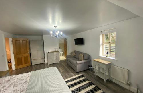 Rostrevor Valley 6-Br Sleeps 20 w Hot Tub & View - Photo 20