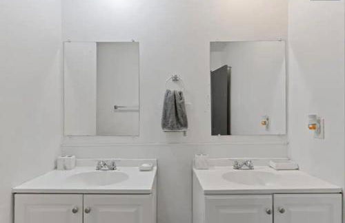 3-bedroom building in serene Saint Ann with WiFi, AC - Foto 8