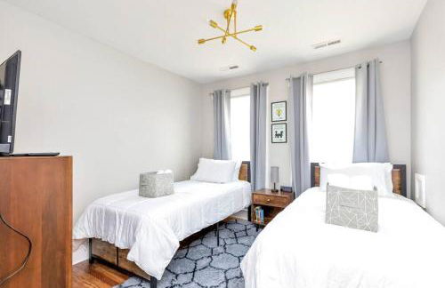 Stay, Play and Pass Go at the Monopoly Penthouse! - Foto 28