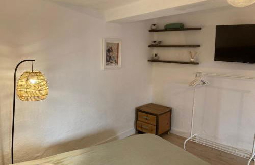 Habitación amplia y tranquila con baño privado en piso compartido - Photo 3