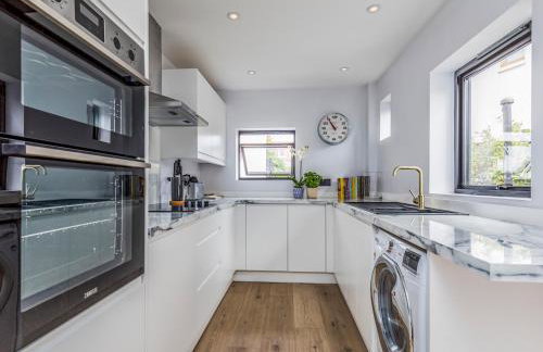 Delightful 2 Bed House a Stones Throw From Beach - Pass the Keys - Photo 4