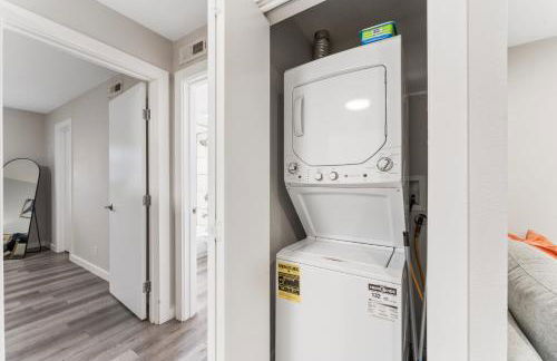 Prime West Downtown Studio and 1BR Suites w Free Parking, Washer, and Dryer - Foto 4