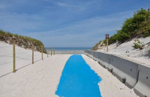 Antique Dennis getaway with firepit & EV charger Dog friendly - Foto 40