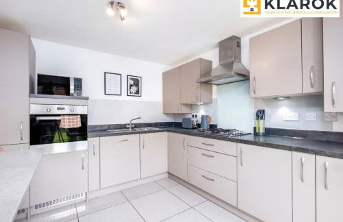 Four Bedroom Semi Detached House By Klarok Accommodation Peterborough With Free Parking & Garden - Foto 5