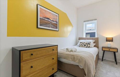 Beautiful House - Sleeps up to 7 - Free Parking, Fast Wifi and Smart TV by Yoko Property - Foto 15