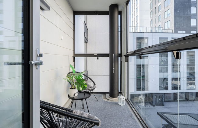 New 1BR Home with Balcony next to Railway Station - Foto 15